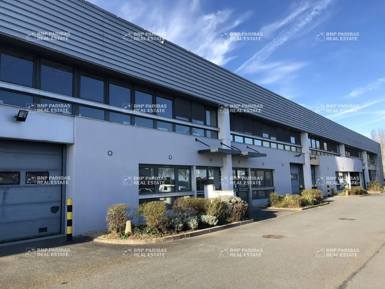 Flex in Trappes for lease Building Photo- Image 1 of 6