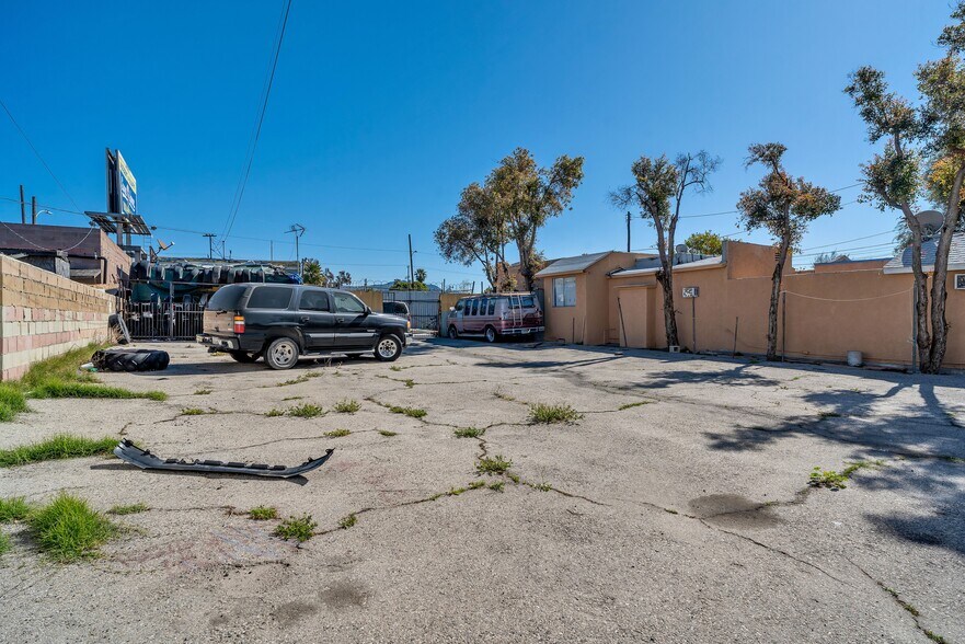 10741 San Fernando Rd, Pacoima, CA à vendre - Photo du bâtiment - Image 3 de 6