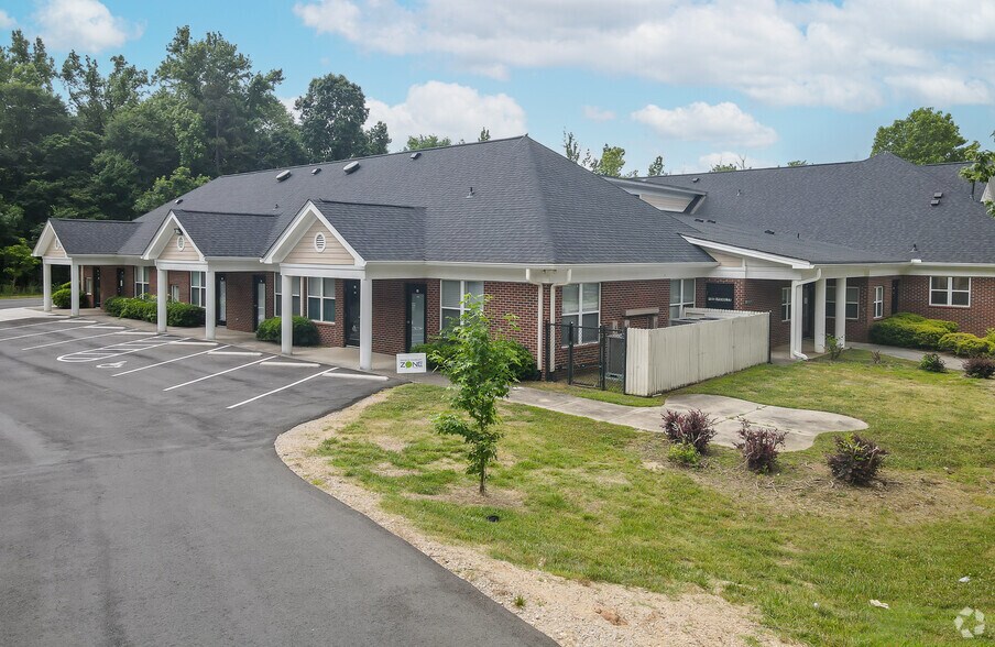 9625 David Taylor Dr, Charlotte, NC à louer - Photo du bâtiment - Image 2 de 5