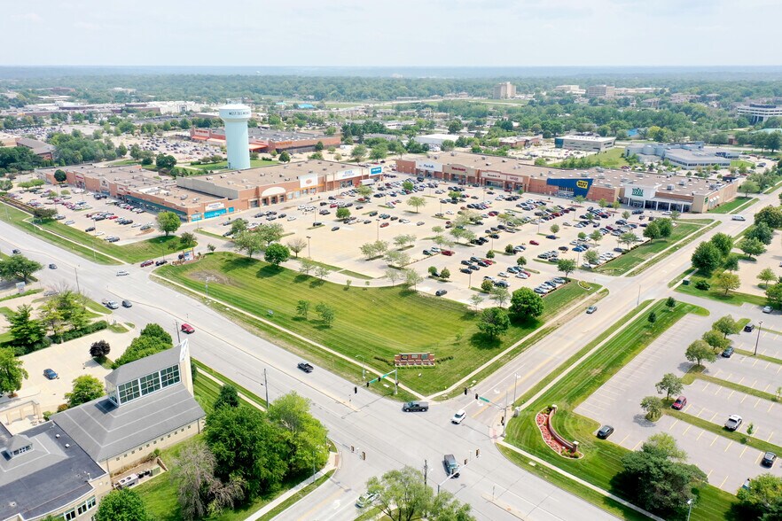 3700-4120 University Ave, West Des Moines, IA à louer - Photo du bâtiment - Image 1 de 7