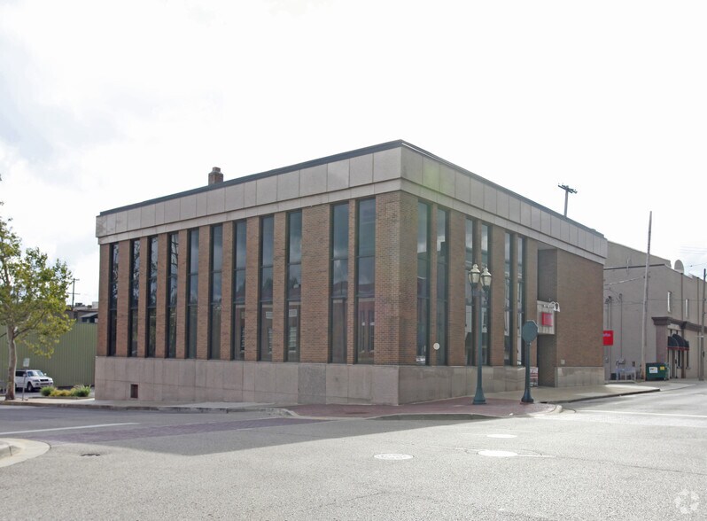 114 Commercial St, Dowagiac, MI à louer - Photo du bâtiment - Image 2 de 2