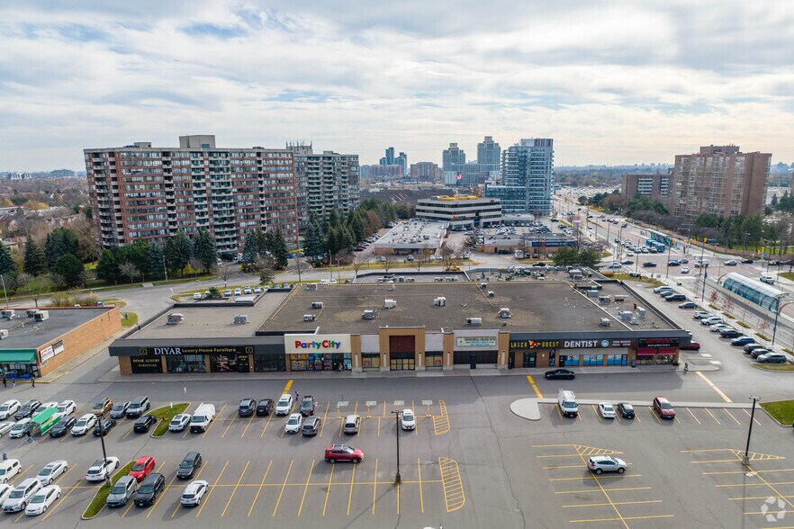 9625 Yonge St, Richmond Hill, ON à vendre - Photo du bâtiment - Image 2 de 6