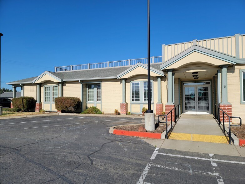 1221 Bridge St, Yuba City, CA à louer - Photo du bâtiment - Image 3 de 7