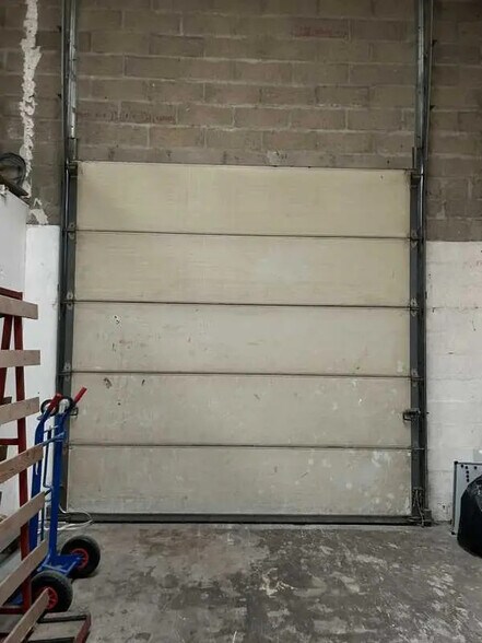 Flex in Stains for lease - Interior Photo - Image 3 of 4