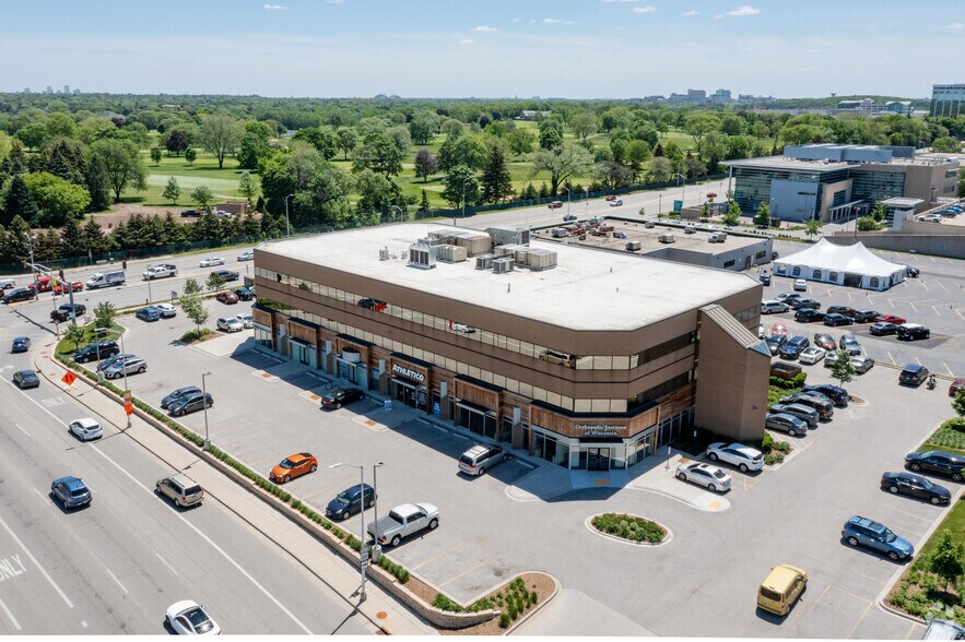 3077 N Mayfair Rd, Wauwatosa, WI à louer - Photo du bâtiment - Image 2 de 17