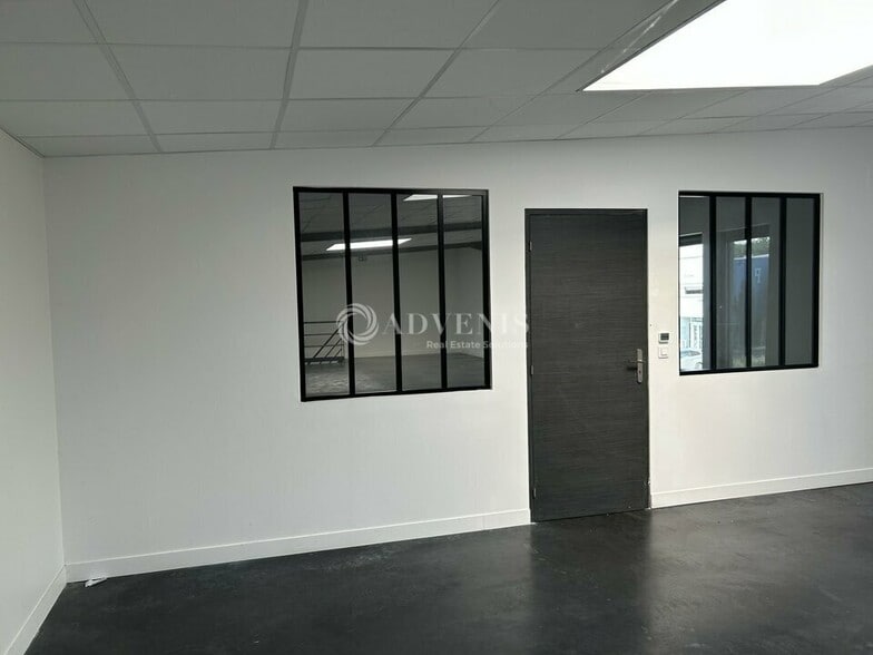 Office/Retail in Saint-Avertin for lease - Interior Photo - Image 2 of 12