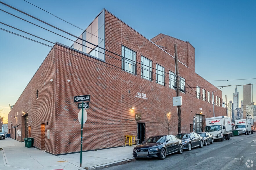 9-03 44th Rd, Long Island City, NY à louer - Photo principale - Image 1 de 8