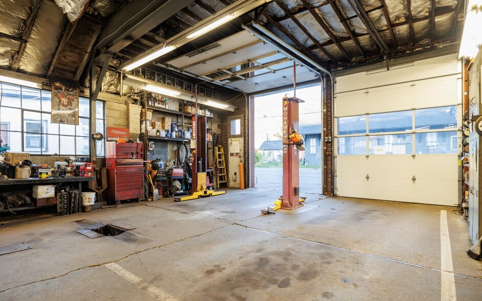 163 Front St, Housatonic, MA à vendre - Photo intérieure - Image 2 de 5