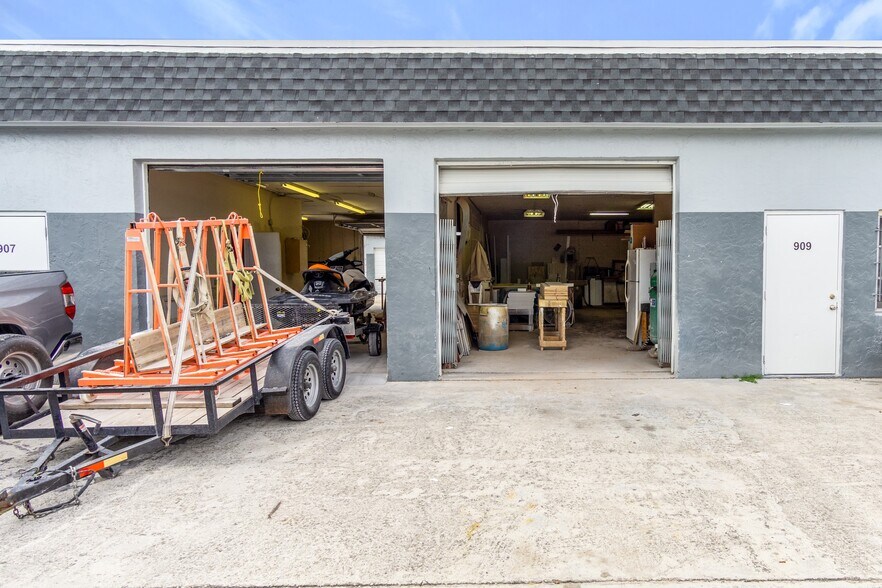 801 Barnett Dr, Lake Worth, FL à louer - Photo du bâtiment - Image 3 de 4