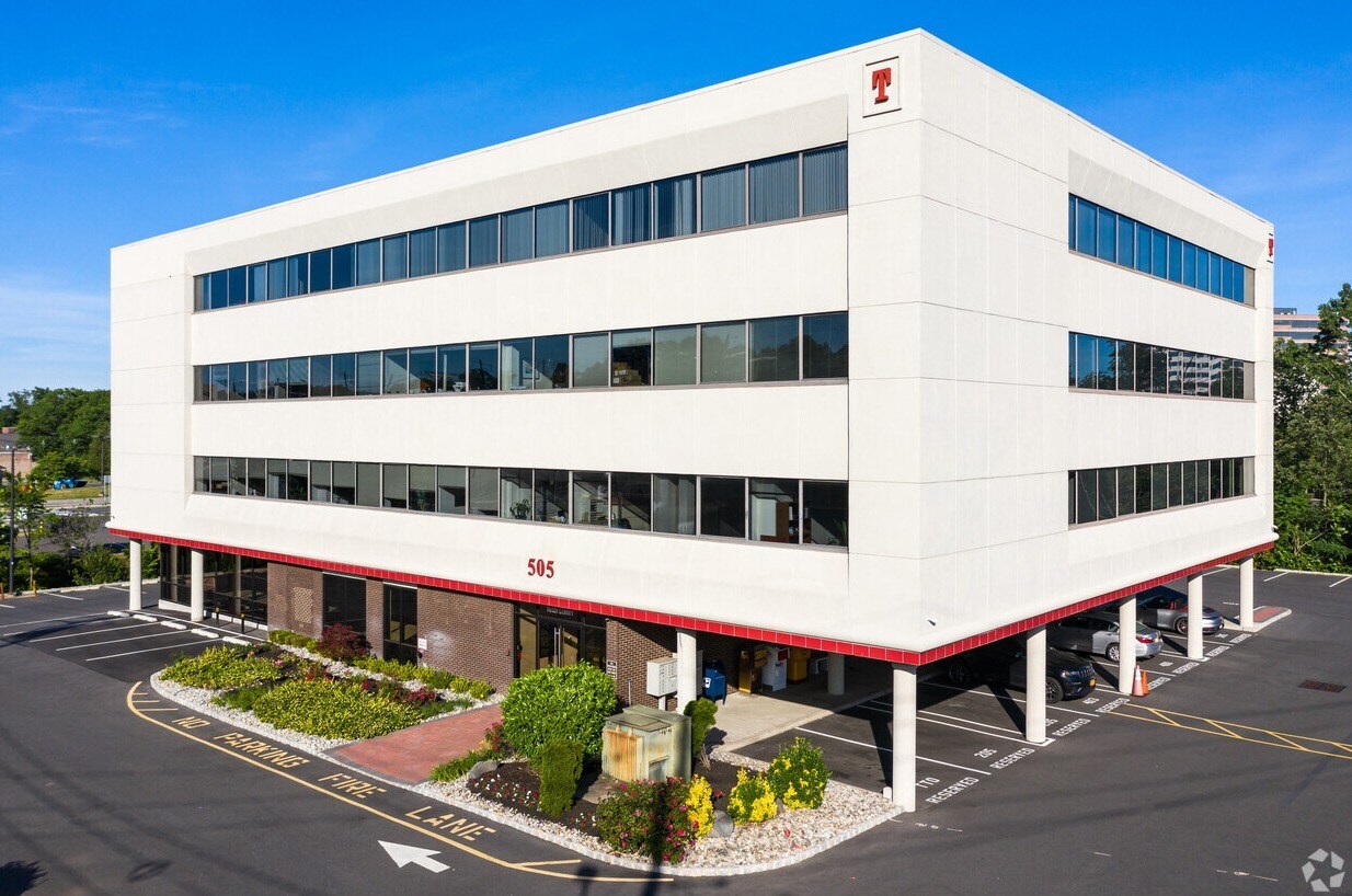 505 Thornall St, Edison, NJ à louer Photo du bâtiment- Image 1 de 14