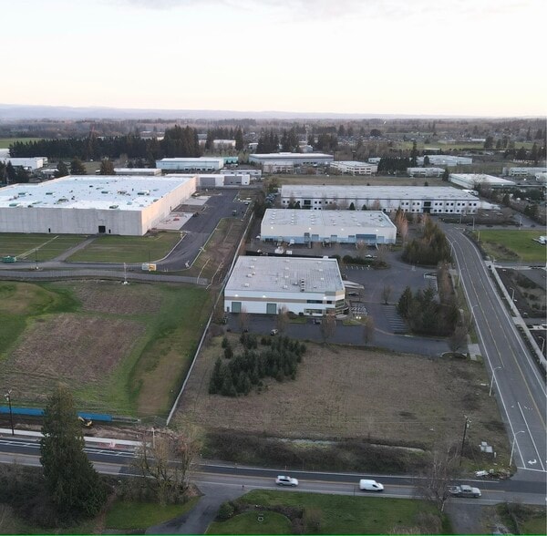 105 S Hazel Dell Way, Canby, OR for sale - Primary Photo - Image 1 of 6