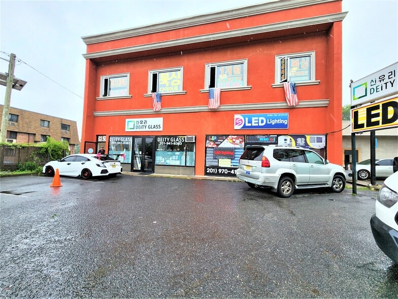 125 E Columbia Ave, Palisades Park, NJ à vendre - Photo du bâtiment - Image 2 de 5