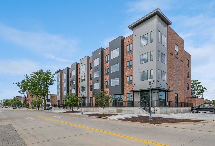 1220 3rd St SE, Cedar Rapids, IA à louer - Photo du bâtiment - Image 2 de 13