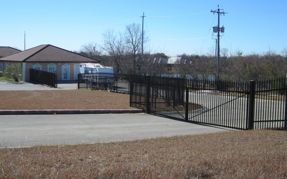 1425 Universal City Blvd, Universal City, TX for lease - Building Photo - Image 3 of 13