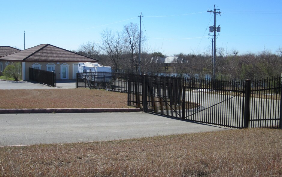 1425 Universal City Blvd, Universal City, TX à louer - Photo du bâtiment - Image 3 de 13