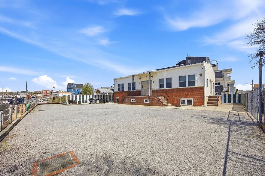 1 Merit Ct, Brooklyn, NY à vendre - Photo du bâtiment - Image 3 de 35