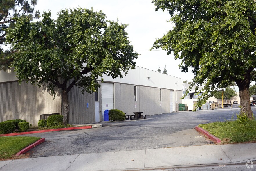 20600 Nordhoff St, Chatsworth, CA à louer - Photo du bâtiment - Image 3 de 4