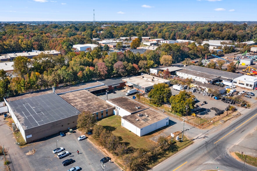 231 Atando Ave, Charlotte, NC for lease - Building Photo - Image 2 of 9