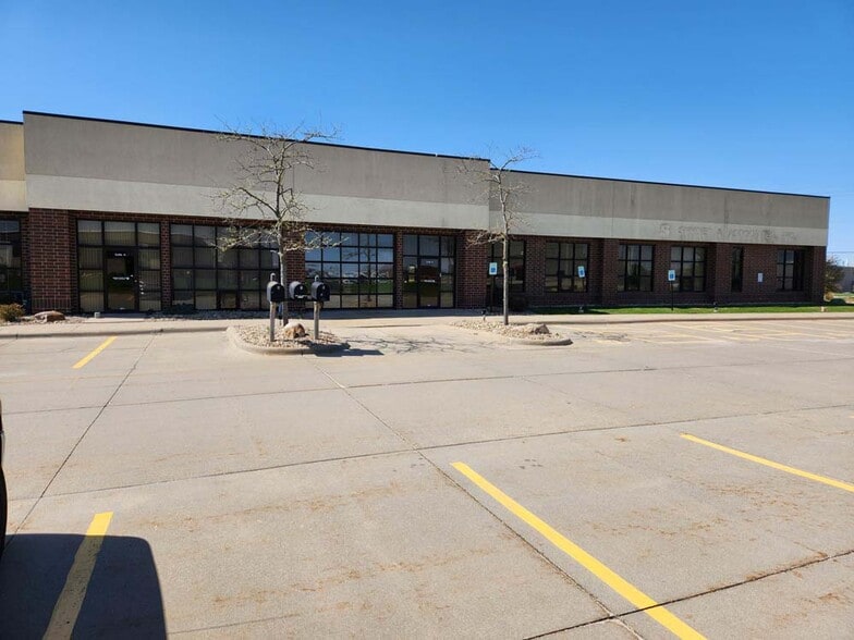 5005 Bowling St SW, Cedar Rapids, IA for sale - Building Photo - Image 3 of 20