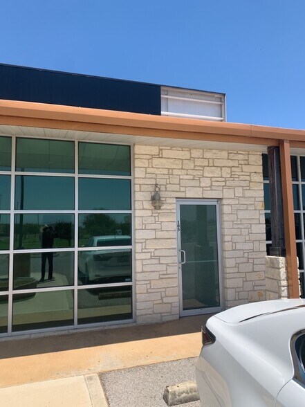 3921 E Stan Schlueter Loop, Killeen, TX à louer - Photo du bâtiment - Image 3 de 3