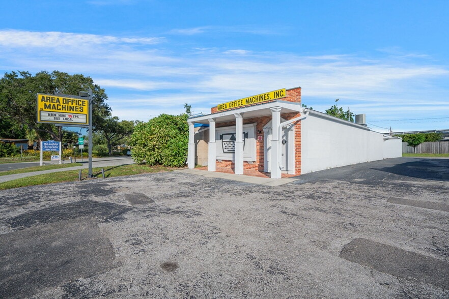 3160 Southgate Cir, Sarasota, FL for sale - Building Photo - Image 1 of 25