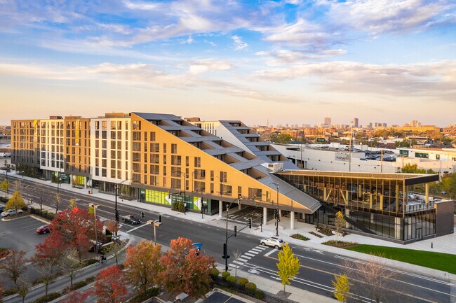 Plus de détails pour 2135 N Elston Ave, Chicago, IL - Commerce de détail à louer