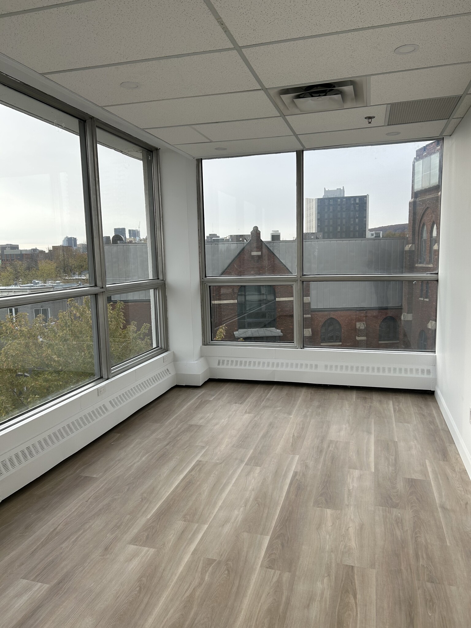 2120 Rue Sherbrooke E, Montréal, QC for lease Interior Photo- Image 1 of 4