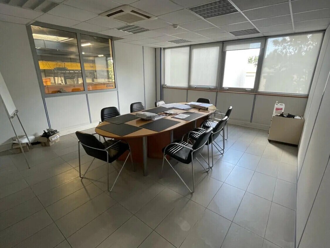 Flex in Le Plessis-Bouchard for lease Interior Photo- Image 1 of 6