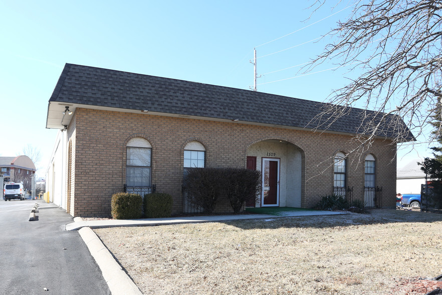 1529 E Spruce St, Olathe, KS for lease - Primary Photo - Image 1 of 21