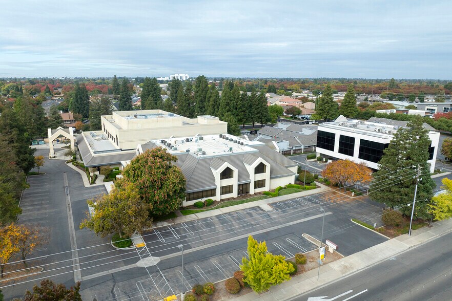 1421 Oakdale Rd, Modesto, CA à louer - Photo du bâtiment - Image 1 de 7