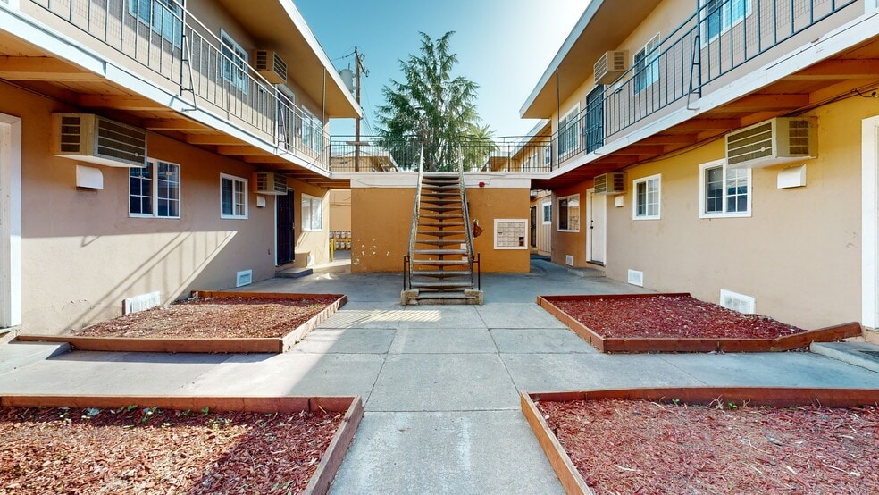 618-631 Plaza Ave, Sacramento, CA à vendre - Numérisation 3D de Matterport - Image 2 de 25