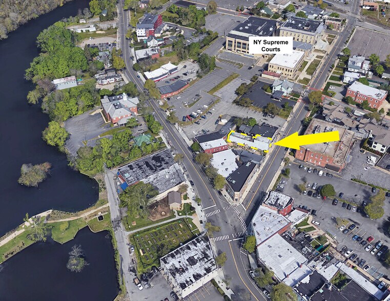 145 Griffing Ave, Riverhead, NY à vendre - Photo du bâtiment - Image 3 de 3