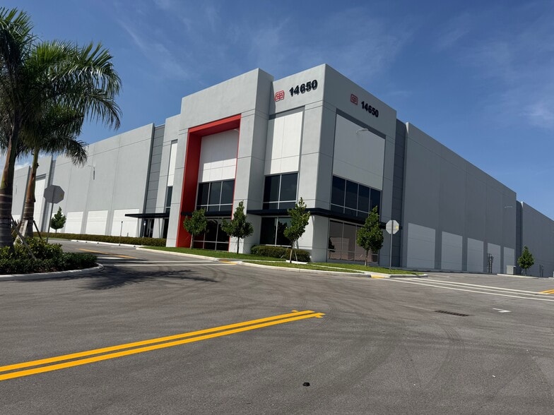 14850 NW 37th Ave, Opa Locka, FL à louer - Photo du bâtiment - Image 3 de 23