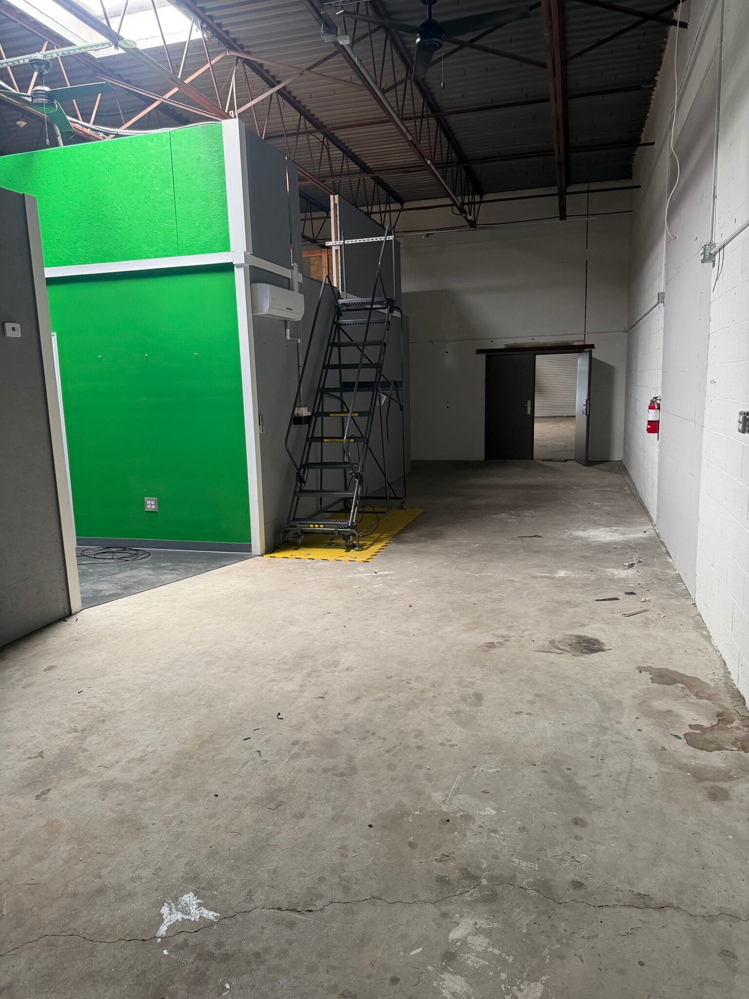 4 Nashua Ct, Essex, MD for lease Interior Photo- Image 1 of 3
