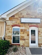 305 N Heatherwilde Blvd, Pflugerville, TX for lease Building Photo- Image 1 of 10