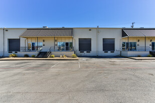 800-810 N Great Southwest Pky, Arlington TX - Warehouse