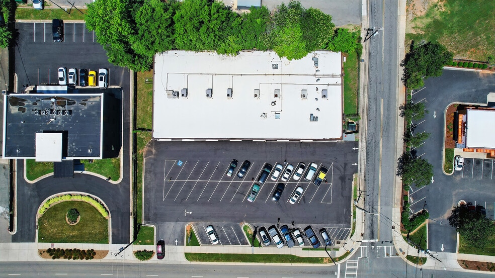 2417 N Tryon St, Charlotte, NC à louer - Photo du bâtiment - Image 3 de 8