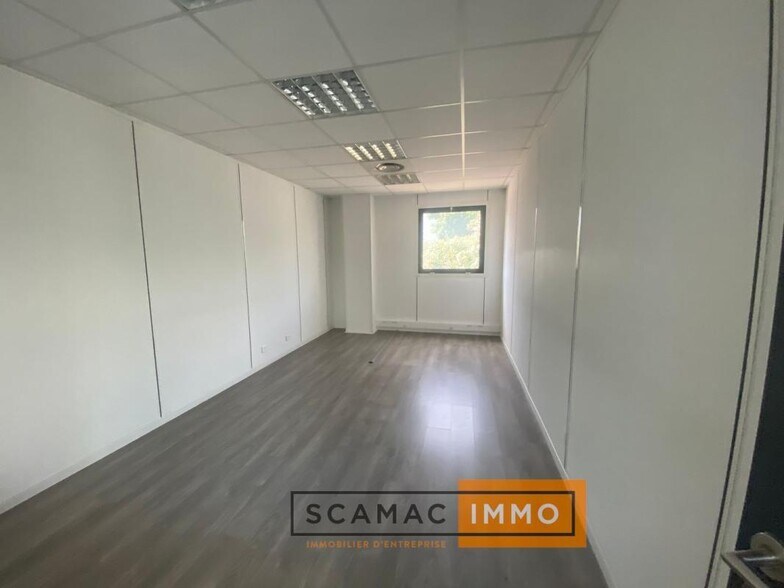Flex in LES MILLES for lease - Interior Photo - Image 3 of 9
