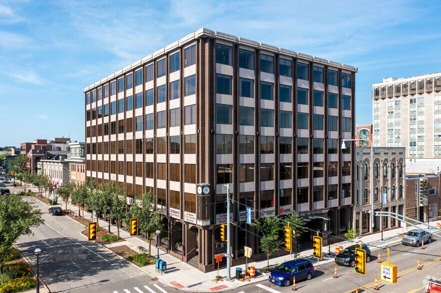 220 E Huron St, Ann Arbor, MI à louer - Photo du bâtiment - Image 2 de 5