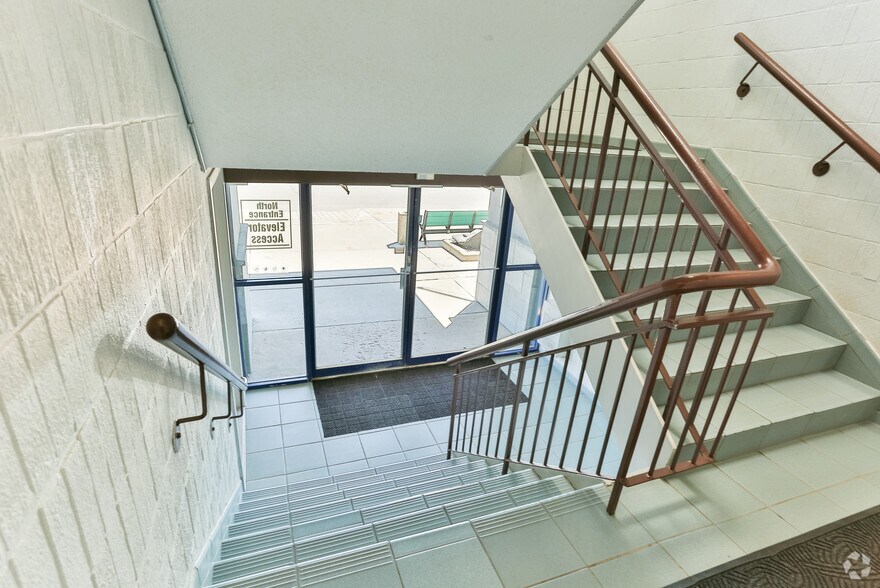 495 36 St NE, Calgary, AB à louer - Hall d’entrée - Image 3 de 30