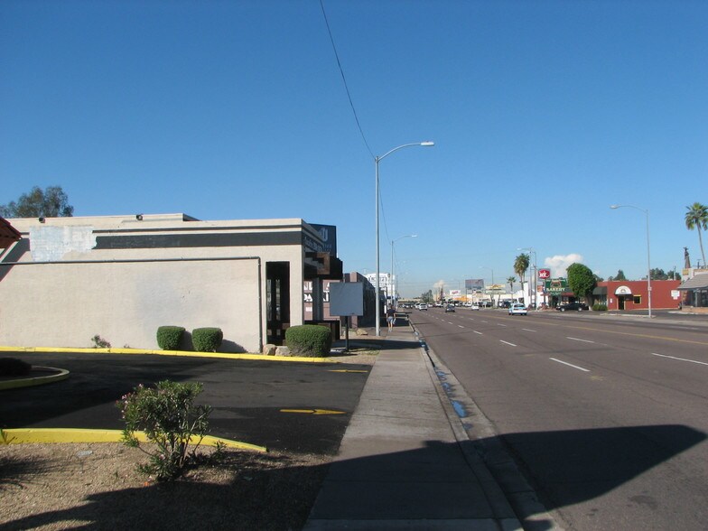 2233 E Indian School Rd, Phoenix, AZ à vendre - Photo du bâtiment - Image 2 de 9