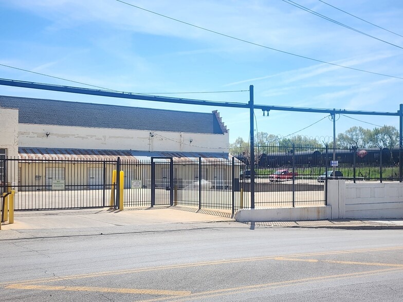 2051 N Austin Ave, Chicago, IL for lease - Building Photo - Image 1 of 10