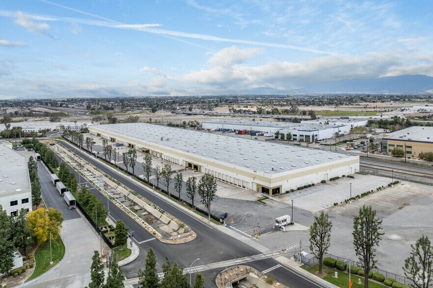 1601 E Cooley Dr, Colton, CA à louer - Aérien - Image 2 de 5
