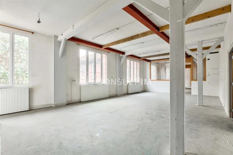 Office in Pantin for lease - Building Photo - Image 3 of 9