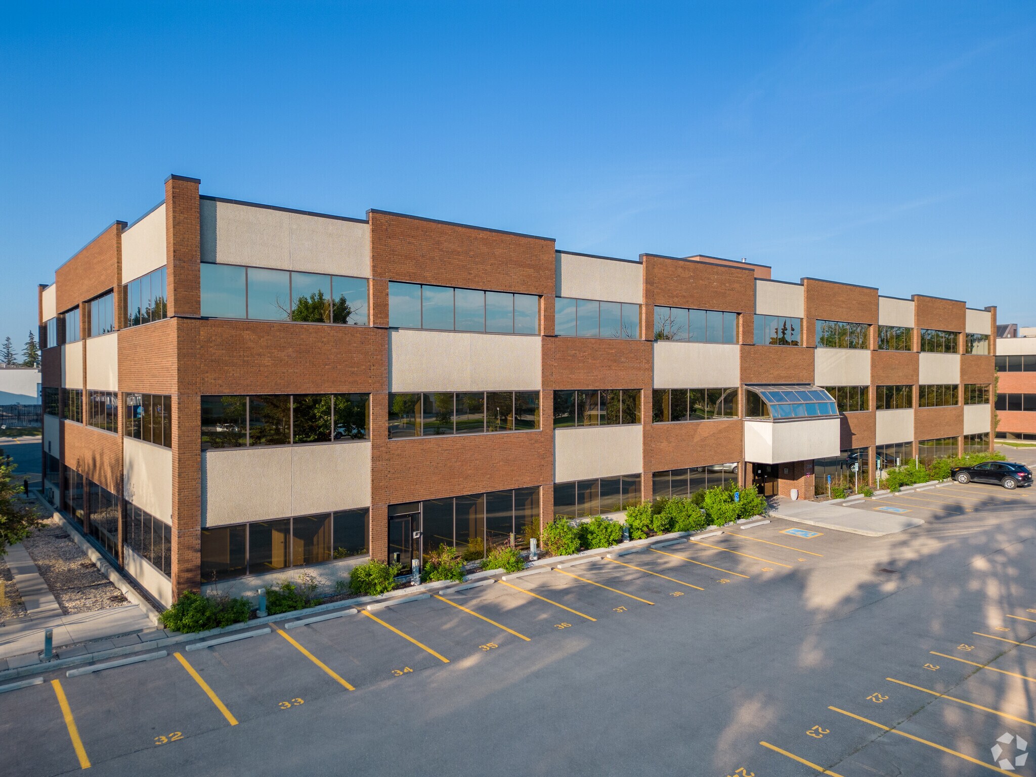 2735 39th Ave NE, Calgary, AB for sale Primary Photo- Image 1 of 1