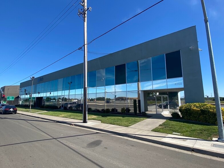 4260 Sisk Rd, Modesto, CA à louer - Photo du bâtiment - Image 2 de 12