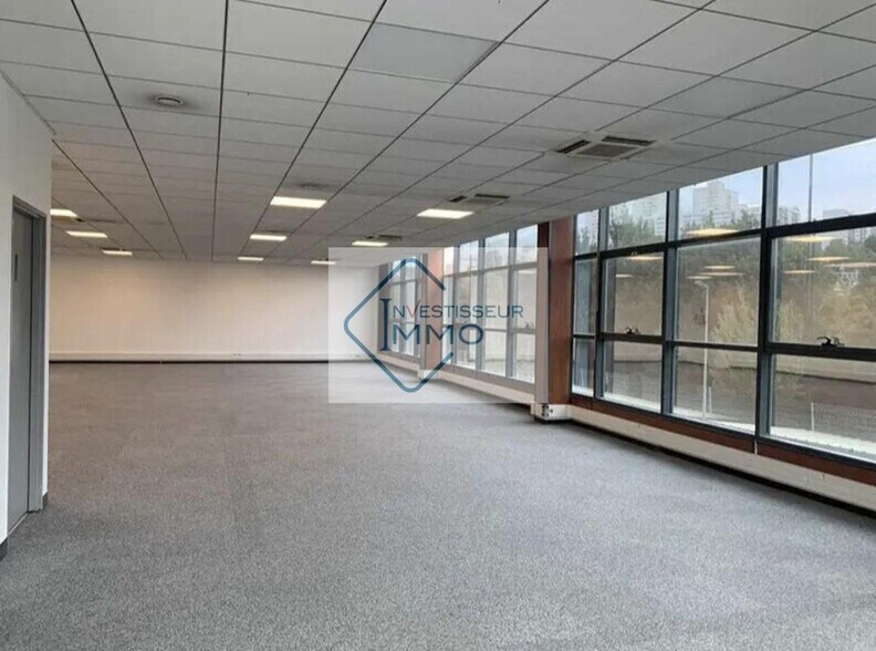 Office in Noisy Le Sec for lease - Interior Photo - Image 3 of 5