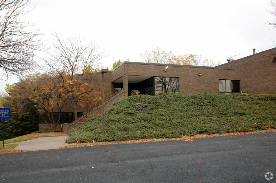 10301 Yellow Circle Dr, Minnetonka, MN à vendre - Photo principale - Image 1 de 3