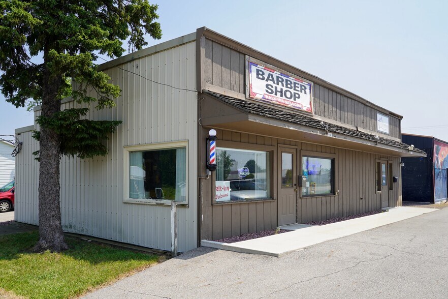 908 N Wayne St, Angola, IN à vendre - Photo du bâtiment - Image 3 de 4