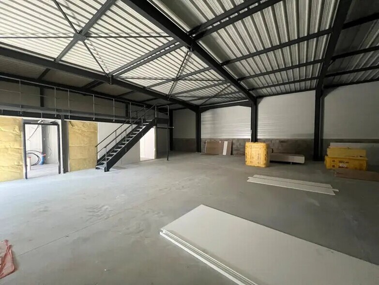 Flex dans Jonage à louer - Photo du bâtiment - Image 2 de 14